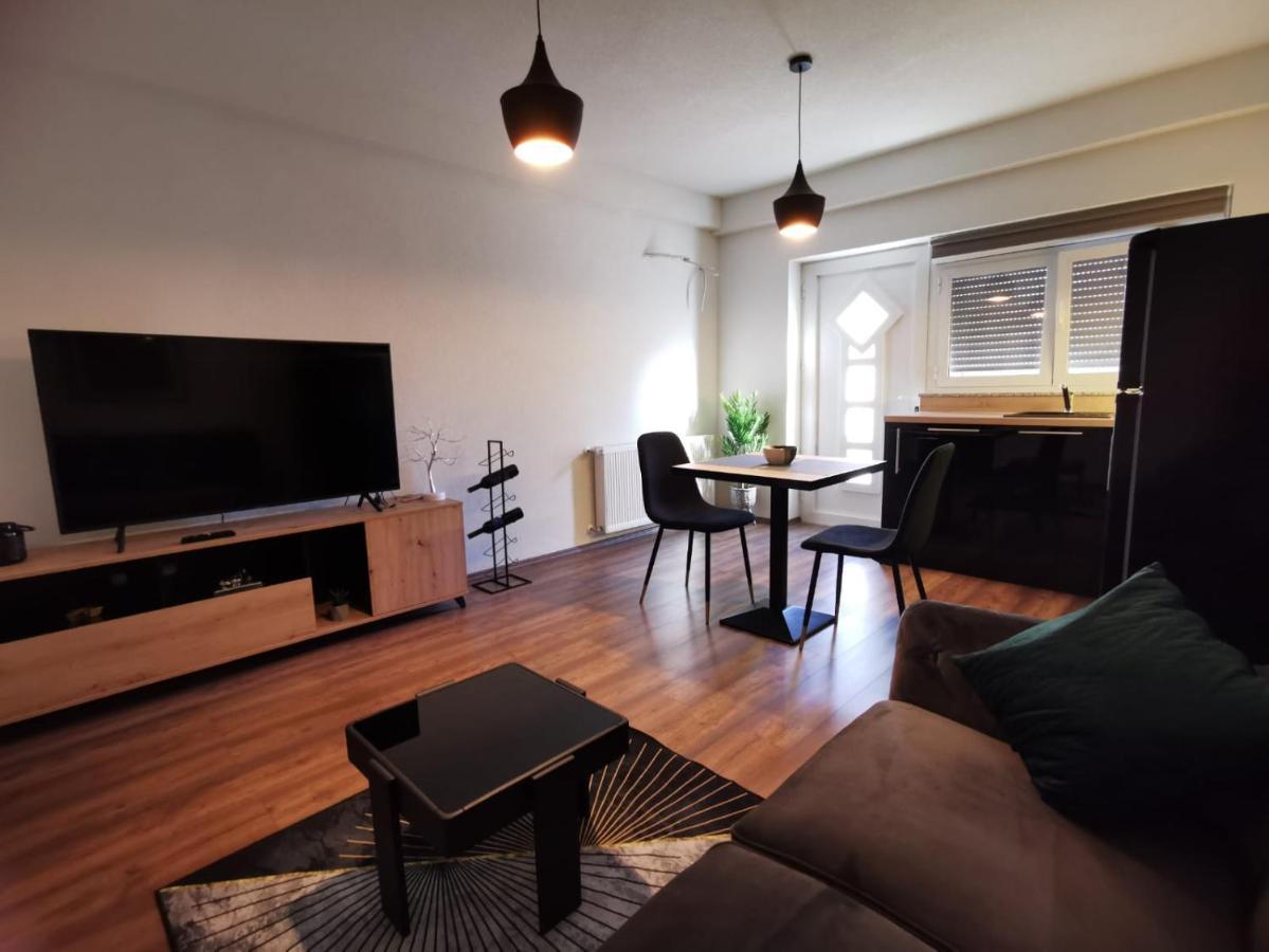 Apartment Gold & Black *
