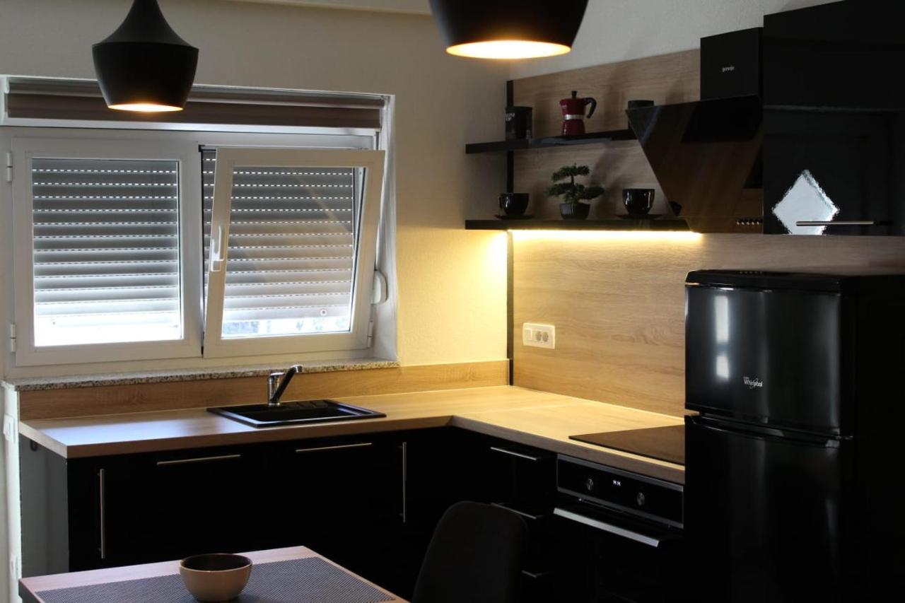 Apartment Gold & Black *