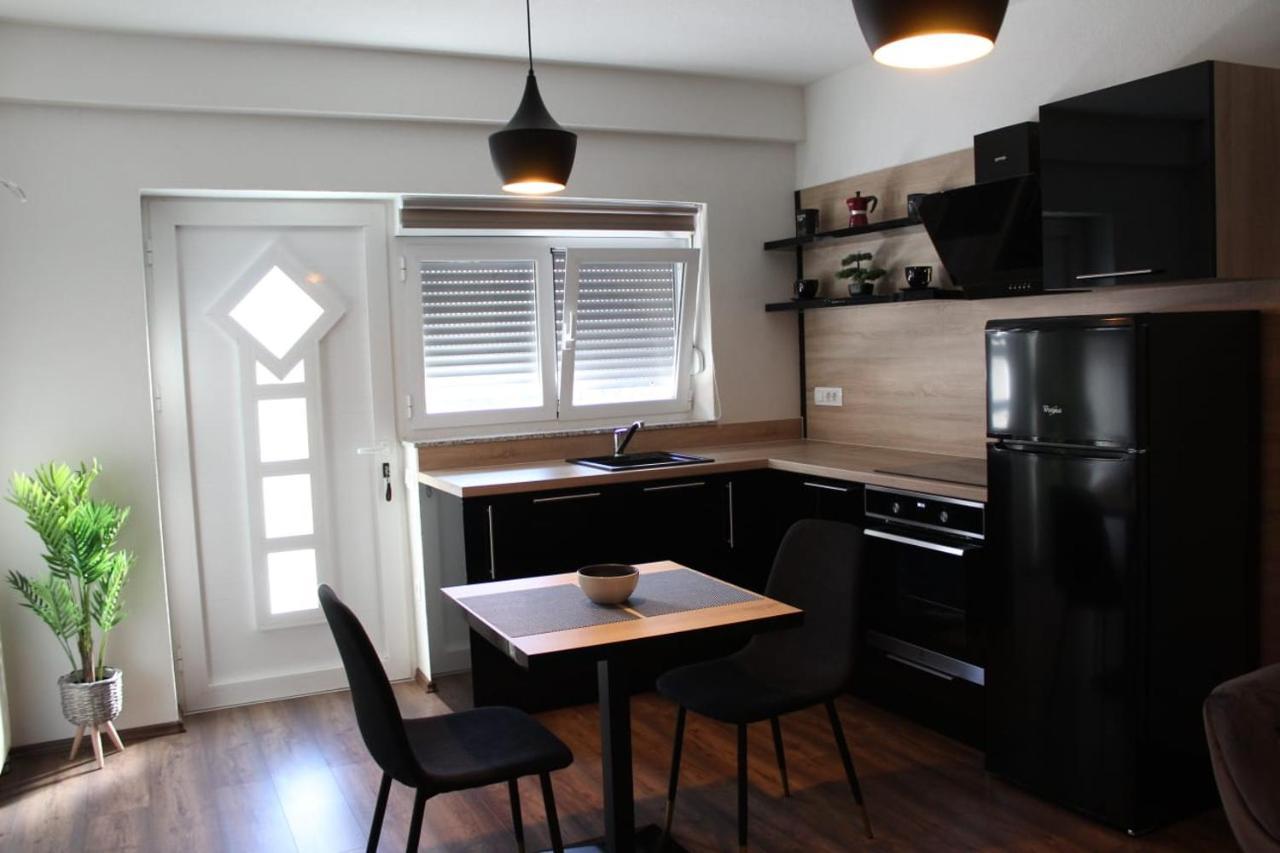 Apartment Gold & Black *