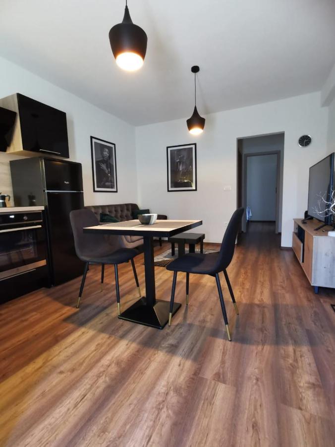 Apartment Gold & Black *
